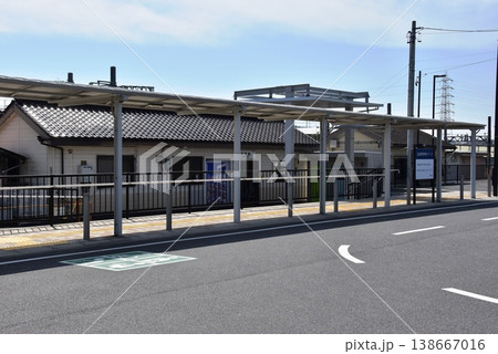 三重県　四日市あすなろう鉄道の内部駅と駅前ロータリー 138667016