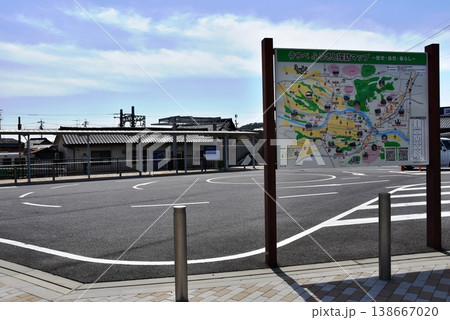 三重県　四日市あすなろう鉄道の内部駅と駅前ロータリーと内部観光案内板 138667020