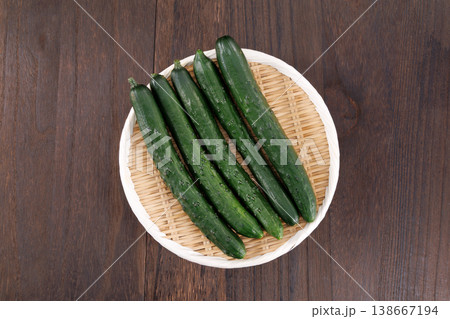 ザルに盛られた新鮮なきゅうり 138667194