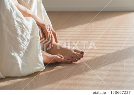 西陽の当たる窓辺にいる女性の手元と足元(モデル,ファッション,光,影) 西陽の当たる窓辺にいる女性の手元と足元(モデル,ファッション,光,影) 138667227