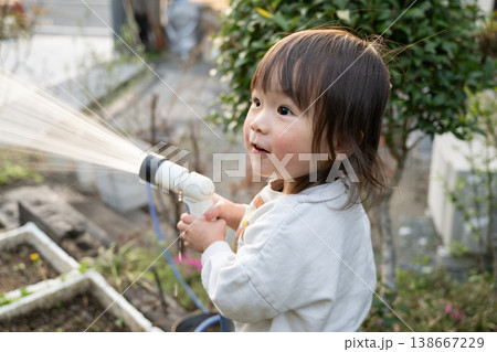 水遊びする1歳の赤ちゃん 水遊びする1歳の赤ちゃん 138667229