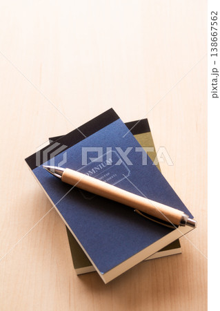 メモパッドとボールペン 138667562