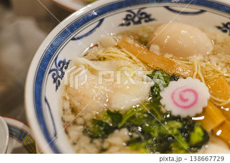 チャーシューと煮卵の入った中華そば ラーメン チャーシューと煮卵の入った中華そば ラーメン 138667729