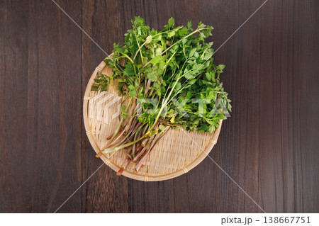 ザルに盛られた新鮮なセリ 138667751