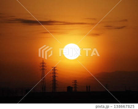 関東山地に沈みゆく太陽 138667825