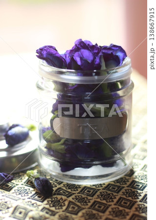 ガラスの瓶入りのバタフライピーの花 ガラスの瓶入りのバタフライピーの花 138667915