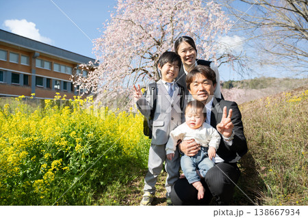 入学式の家族 入学式の家族 138667934