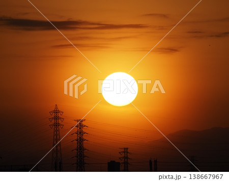 関東山地に沈みゆく太陽 138667967