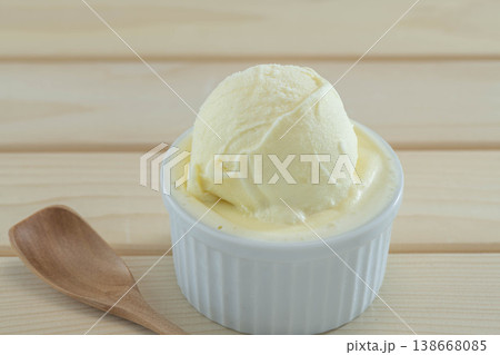 バニラアイスクリームの白いカップ 138668085