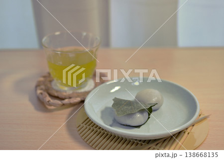 春の定番和菓子、かしわもち 138668135