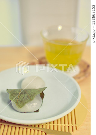 春の定番和菓子、かしわもち 春の定番和菓子、かしわもち 138668152