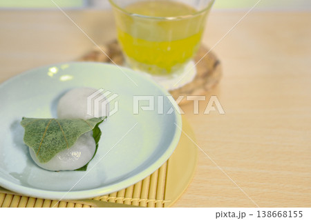 春の定番和菓子、かしわもち 138668155
