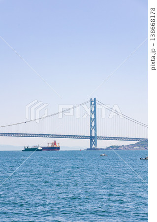 大蔵海岸と明石海峡大橋(兵庫県明石市) 大蔵海岸と明石海峡大橋(兵庫県明石市) 138668178