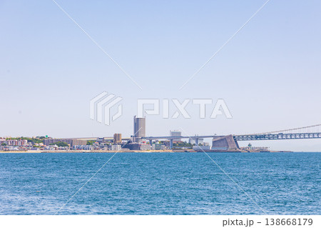 大蔵海岸と明石海峡大橋（兵庫県明石市） 138668179
