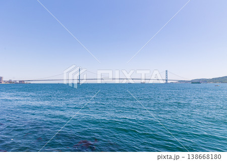 大蔵海岸と明石海峡大橋(兵庫県明石市) 大蔵海岸と明石海峡大橋(兵庫県明石市) 138668180