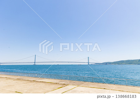 大蔵海岸と明石海峡大橋（兵庫県明石市） 138668183