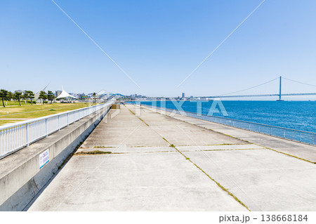 大蔵海岸と明石海峡大橋(兵庫県明石市) 大蔵海岸と明石海峡大橋(兵庫県明石市) 138668184