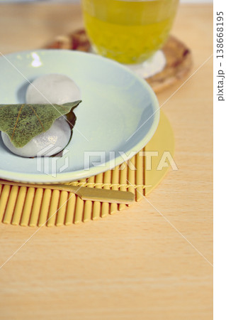 春の定番和菓子、かしわもち 春の定番和菓子、かしわもち 138668195