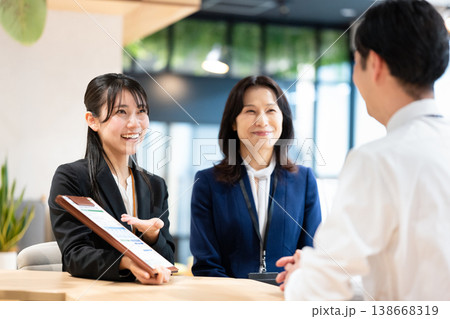 契約内容の説明をする女性 138668319