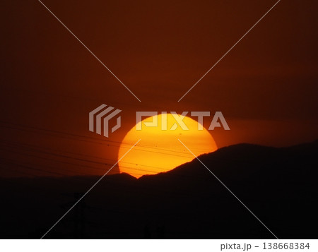 関東山地に沈みゆく太陽 関東山地に沈みゆく太陽 138668384