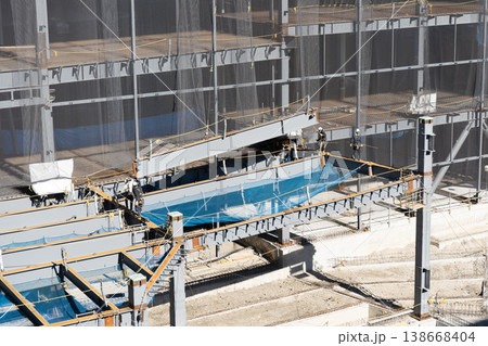 鉄骨建設現場で鉄骨梁を接合位置にはめ込む据え付け作業の様子2 鉄骨建設現場で鉄骨梁を接合位置にはめ込む据え付け作業の様子2 138668404