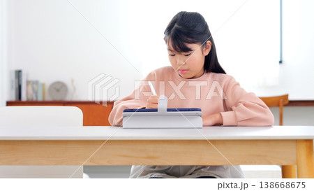 勉強 宿題 タブレット イメージ  138668675