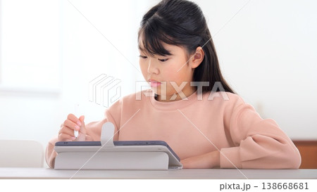 勉強 宿題 タブレット イメージ  138668681