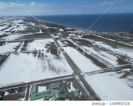 ウナベツスキー場からオホーツク沿岸の田園風景の空撮 ウナベツスキー場からオホーツク沿岸の田園風景の空撮 138668728