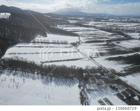 北海道斜里町のウナベツスキー場から田園風景の空撮 北海道斜里町のウナベツスキー場から田園風景の空撮 138668729
