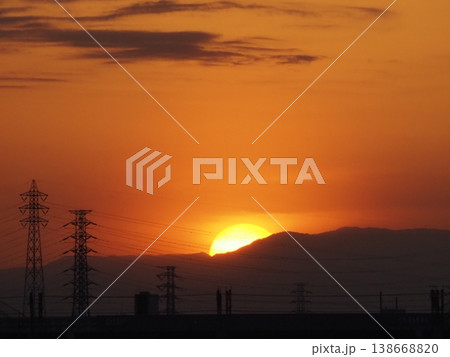 関東山地に沈みゆく太陽 関東山地に沈みゆく太陽 138668820