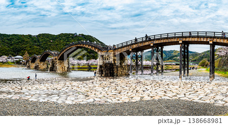 錦帯橋_5連のアーチからなる全長200mの木造橋。1673年に建造され,のちに復元された 138668981