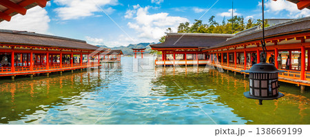 厳島神社_満潮時は神社を象徴する有名な朱塗りの鳥居が海面上に浮かんだように見える 138669199
