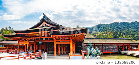 厳島神社_満潮時は、神社を象徴する有名な朱塗りの鳥居が海面上に浮かんだように見える 厳島神社_満潮時は、神社を象徴する有名な朱塗りの鳥居が海面上に浮かんだように見える 138669200