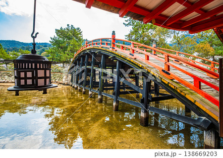 厳島神社_満潮時は、神社を象徴する有名な朱塗りの鳥居が海面上に浮かんだように見える 138669203
