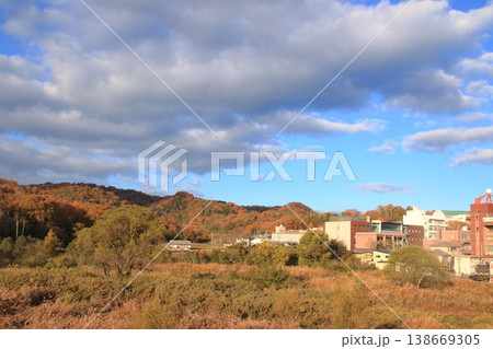 紅葉の晩秋の山に囲まれた日本の里山風景(横長) 138669305