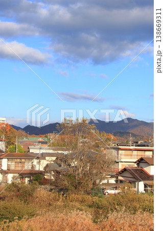 高台から見た晩秋の里山風景(縦長) 138669311