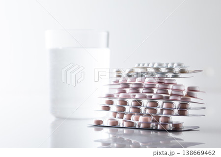 コップに入った水と薬 138669462