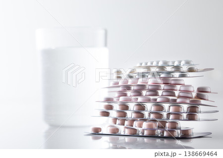 コップに入った水と薬 138669464