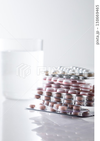 コップに入った水と薬 138669465