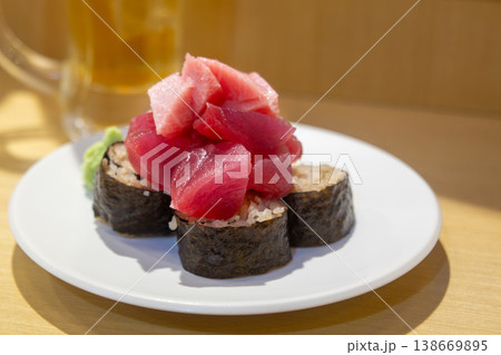 マグロの軍艦巻きとビールのある食卓 マグロの軍艦巻きとビールのある食卓 138669895