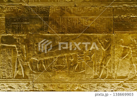デンデラ神殿の「デンデラの光」レリーフ(古代エジプト壁画) デンデラ神殿の「デンデラの光」レリーフ(古代エジプト壁画) 138669903