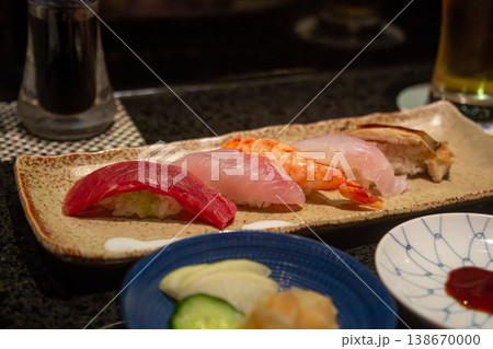 握り寿司の盛り合わせとビール(和食・日本の食事) 握り寿司の盛り合わせとビール(和食・日本の食事) 138670000