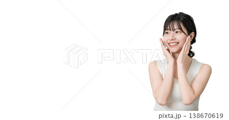 スキンケアをする美肌のアジア人女性(美容・スキンケアイメージ) スキンケアをする美肌のアジア人女性(美容・スキンケアイメージ) 138670619