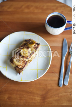 焼きバナナをトッピングした手作りのフレンチトースト 焼きバナナをトッピングした手作りのフレンチトースト 138670680