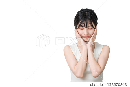 スキンケアをする美肌のアジア人女性（美容・スキンケアイメージ） 138670848