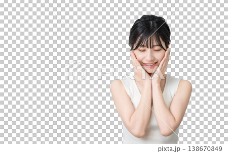 スキンケアをする美肌のアジア人女性（美容・スキンケアイメージ） 138670849