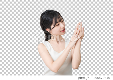 手の甲にハンドクリームを塗る日本人女性(スキンケア) 手の甲にハンドクリームを塗る日本人女性(スキンケア) 138670850