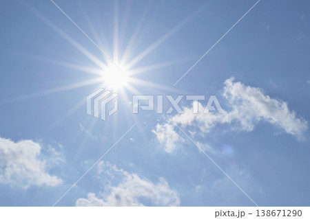 青空と太陽 直射日光 フリースペースイメージ( fix撮影 ) 青空と太陽 直射日光 フリースペースイメージ( fix撮影 ) 138671290