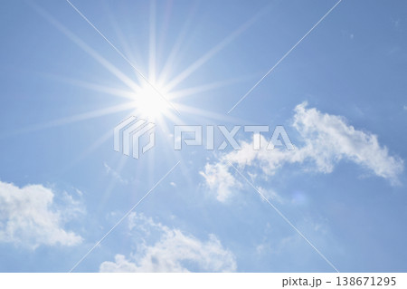 青空と太陽 直射日光 フリースペースイメージ( fix撮影 ) 青空と太陽 直射日光 フリースペースイメージ( fix撮影 ) 138671295