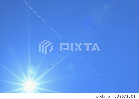 青空と太陽 直射日光 フリースペースイメージ( fix撮影 ) 青空と太陽 直射日光 フリースペースイメージ( fix撮影 ) 138671301